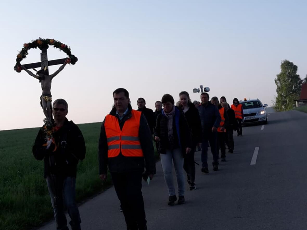 Baindlkircher und Mittelstettener Wallfahrer auf dem Weg nach Holzburg