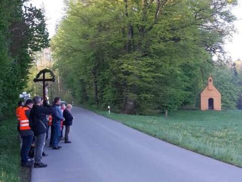 Kurzes Gebet bei der Kapelle "Maria, Heil der Kranken" in Eismannsberg