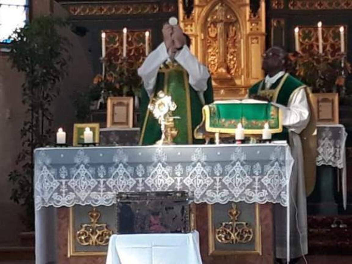 familiengottesdienst-und-verabschiedung-von-pfr-dr-felix-onwukike-in-st-walburga-ried3521968