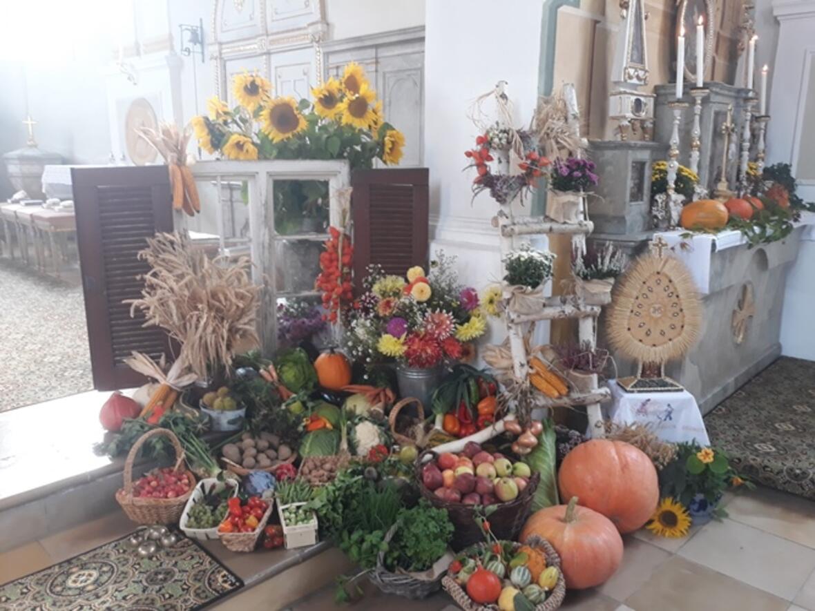 Die Erntegaben, aufgebaut vom KDFB Baindlkirch