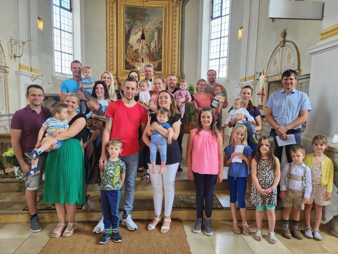 treffen-der-neugetauften-der-gesamten-pfarreiengemeinschaft-in-st-martin-baindlkirch4510533