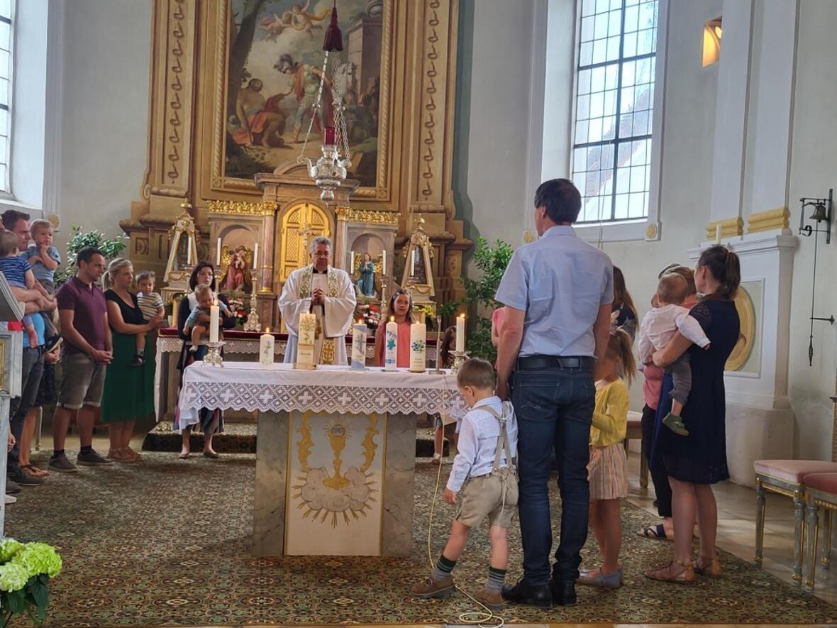 treffen-der-neugetauften-der-gesamten-pfarreiengemeinschaft-in-st-martin-baindlkirch4510559